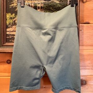 PINK Victoria's Secret Sage HighRise Bike Shorts with bottom lift material L NWT